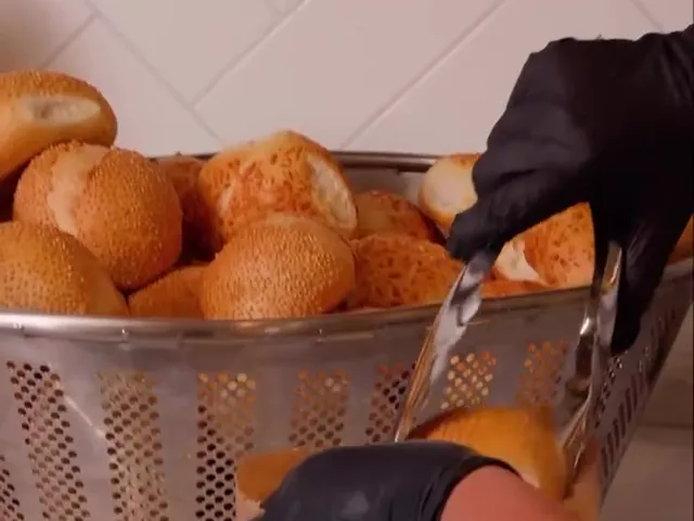 Cesto com pães quentinhos