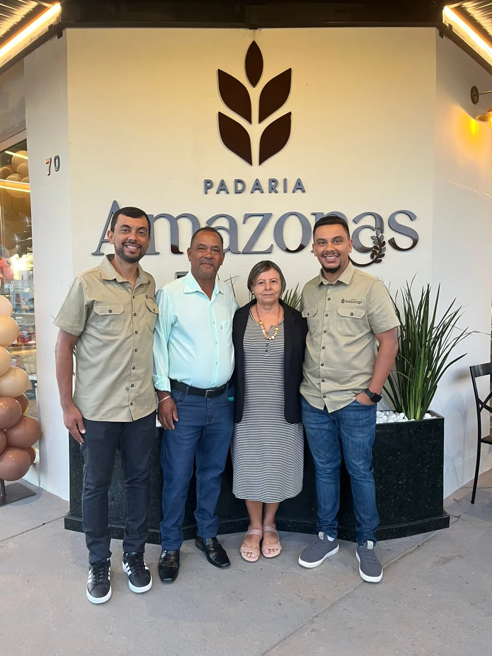 Família fundadora da Padaria Amazonas em frente à fachada da padaria