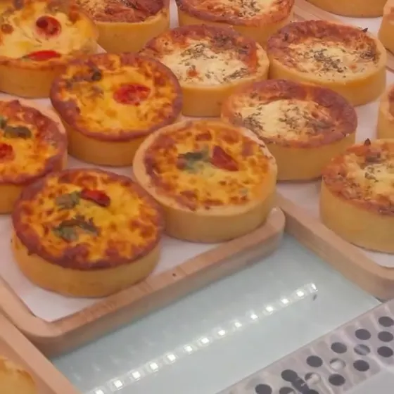 Salgados de forno na vitrine